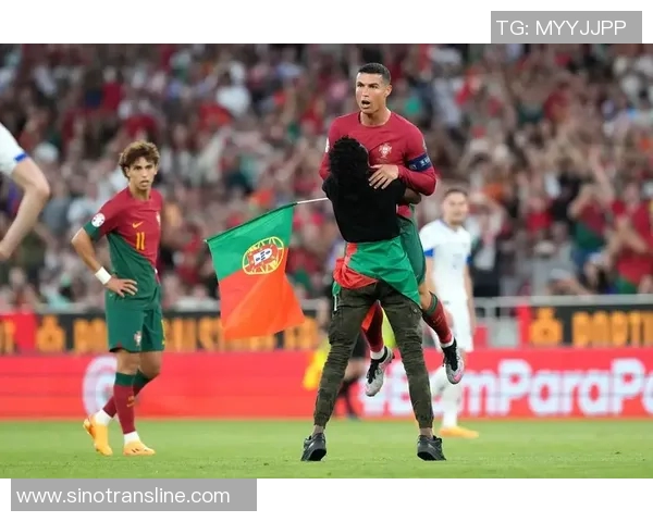 欧冠赛场惊现奇葩事件球迷冲入场内抢夺C罗球衣引热议